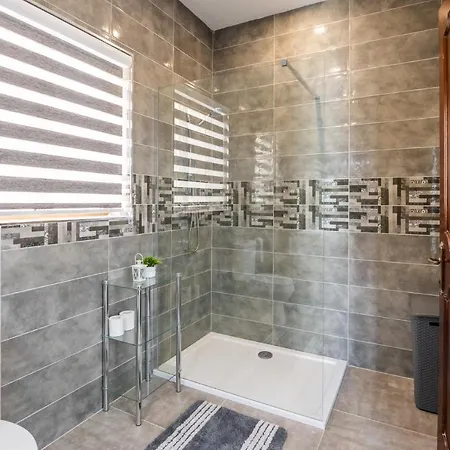 Close To Airport - Private With Private Bathroom Adults Only