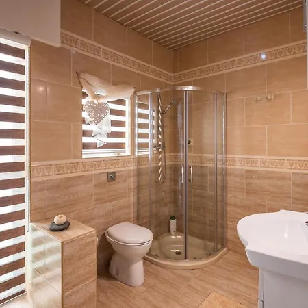 Close To Airport - Private With Private Bathroom Adults Only Gudja