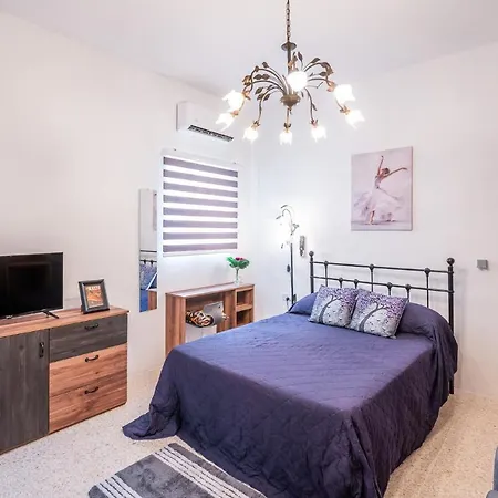 Close To Airport - Private With Private Bathroom Adults Only *
