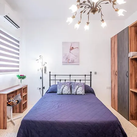 Casa de hóspedes Close To Airport - Private With Private Bathroom Adults Only