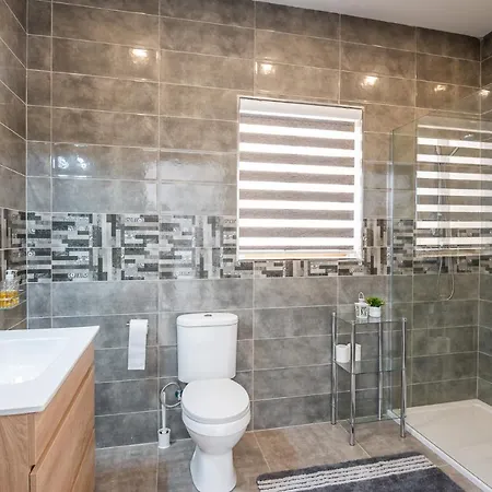 Close To Airport - Private With Private Bathroom Adults Only Guest house *